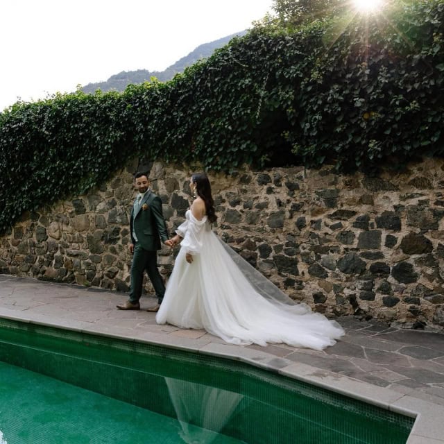 REAL BRIDE 🤍 Alisa
Liebe Alisa,
du wunderschöne Braut! Wir wünschen euch für eure gemeinsame Zukunft nur das Allerbeste!
Habt eine Zukunft voller Liebe, Glücksmomente und Abenteuer!
Dein La belle mariée - Brautatelier 
Nikol & Romina