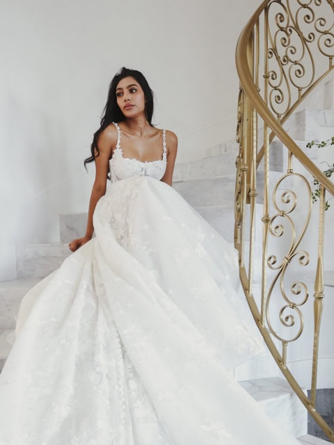 BRAUTKLEID AUS FLORALER SPITZE MIT BUSTIER-OBERTEIL 🤍

Matte Blumenspitze umhüllt dieses florale Brautkleid. 

• Spitzenträger
• moderner Karree-Ausschnitt
• florale Allover-Spitze