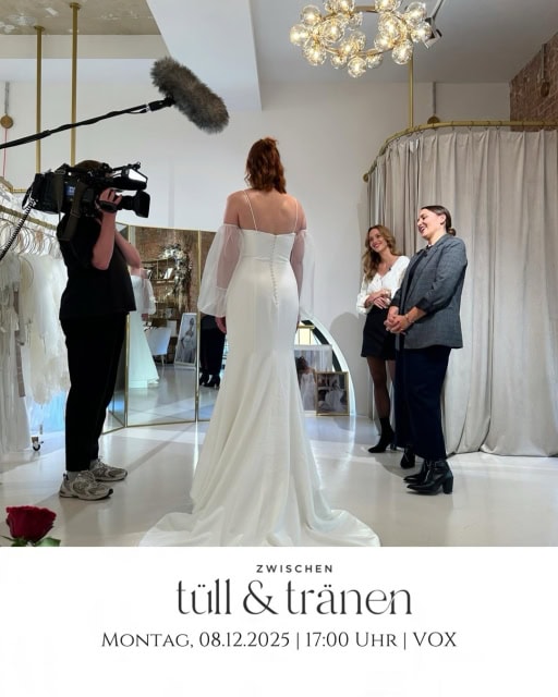 Nächste Woche:
• am Montag, den 08.12.2025, um 17 Uhr und
• am Donnerstag, den 11.12.2025, um 17 Uhr
könnt ihr Euch die Folgen mit Melanie & Shaniva bei „Zwischen Tüll und Tränen“ auf VOX anschauen.