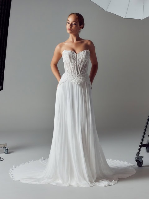 FÊTE - coming soon 🤍
✨ SALLY – für Bräute, die einen modernen Vintage-Look lieben ✨
Ein Traum aus zarter Spitze und fließendem Chiffon: Das Illusions-Corsage-Oberteil mit Sweetheart-Ausschnitt, Perlen-Applikationen und sichtbarer Stäbchenarbeit formt eine feminine Silhouette.
Der Scallop-Peplum betont den Vintage-Vibe, während der weich fallende A-Linien-Chiffonrock mit Schleppe für Leichtigkeit und Eleganz sorgt.
SALLY kann schulterfrei getragen oder mit der passenden Sally-Jacke in einen royalen Queen-Ann-Look verwandelt werden. Perfekt abgerundet mit dem Sally-Schleier – ein zeitloser Bridal-Dream.