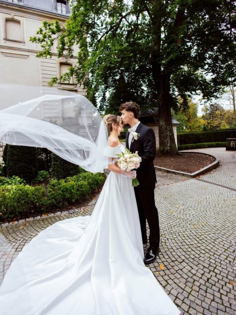 REAL BRIDE Jacqueline 🤍
Liebe Jacqueline,
die Bilder sprechen für sich: du sahst einfach nur wunderschön aus! Von Herzen wünschen wir euch alles erdenklich Beste für eure gemeinsame Zukunft.
Danke, dass wir dich auf deinem Weg zu deinem perfekten Brautkleid begleiten durften.
Deine La belle mariée - Brautatelier
Romina & Nikol