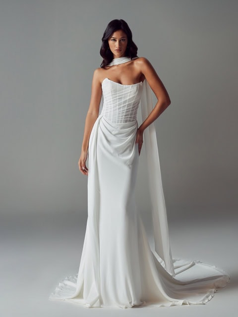 BRAUTKLEID Valerie 🤍
Ein Kleid für die minimalistische Braut mit Sinn für Trends.
Üppige Drapierungen aus Tüll und Chiffon treffen auf einen eleganten U-Boot-Ausschnitt und ein korsettartiges Rückendetail, das die Figur formt und betont.
Asymmetrische Drapierungen unterstreichen die Taille und strecken die Silhouette, während die Knopfleiste bis in die Schleppe dem Look einen klassischen Abschluss verleiht.
Zeitlos, feminin und modern.
Perfekt kombinierbar mit dem Chiffonschal Valerie.