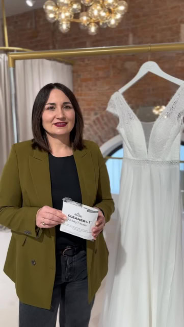 Liebe Brides-to-be, aufgepasst!
Flecken auf dem Brautkleid? Passieren schneller, als man denkt.
Rotwein. Make-up. Ketchup.
Aber: keine Panik!
Unser Notfall-Set rettet euren großen Tag:
Fleck kurz abtupfen.
Großzügig einsprühen.
15 Sekunden warten.
Und mit dem Mikrofasertuch entfernen.
Zack – Fleck weg.
Und ihr könnt euren Tag einfach weiter genießen 🤍