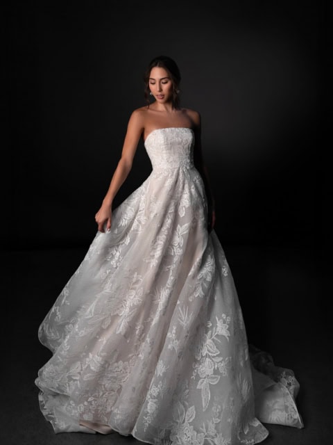 New collection 🤍
Trägerloses Ball-Brautkleid aus Organza mit all over Spitzenapplikationen.