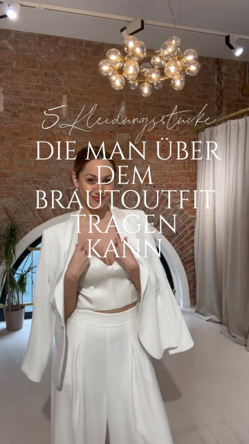 5 KLEIDUNGSSTÜCKE, die man über dem Brautkleid/ Brautoutfit tragen kann 🤍.

Unsere Bräute fragen uns immer wieder „…aber wir was, wenn es kühl wird?“

Here we go:
• Federnjacke
• Spitzenoberteil
• Blazer
• Strickjacke fein
• Strickpullover grob

Was ist dein favorite ?