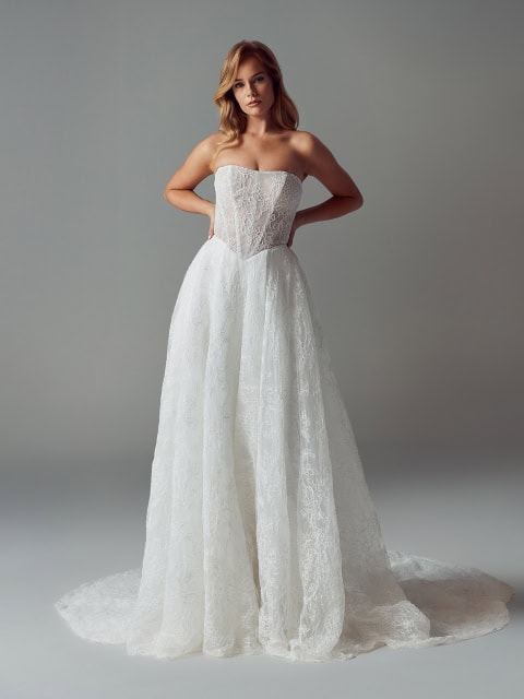 Dress ELEANOR 🤍

Unser Brautkleid Eleanor vereint funkelnden Tüll, zarte Chantilly-Spitze und eine elegante, trägerlose Silhouette. Das figurformende Oberteil mit baskischer Taille und der weich fallende A-Linien-Rock sorgen für eine traumhafte, feminine Linie – perfekt für Bräute, die Vintage-Romantik mit modernem Stil lieben. 🤍
