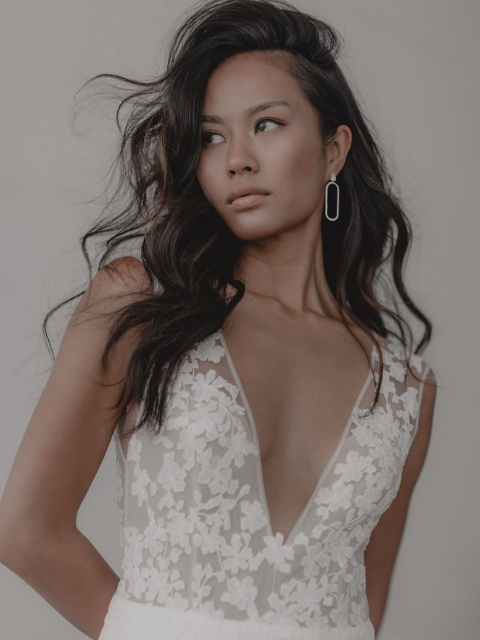 Die Magie liegt im Detail ✨
Unterschätze nicht, wie sehr der perfekt abgestimmte Brautschmuck deinen gesamten Look verwandeln kann 🤍
Er bringt dein Kleid zum Strahlen – und dich gleich mit.
Damit wirklich alles harmoniert, nehmen wir uns ganz bewusst Zeit nur für dich und deinen Feinschliff.
Buche dir gerne einen separaten Accessoire-Termin und finde genau die Stücke, die sich nach dir anfühlen