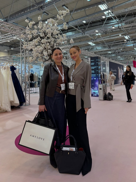 EINKAUFSMESSE ESSEN 🤍
Wir hatten ein paar wunderbare und vor allen Dingen super erfolgreiche Tage auf der @europeanbridalweek!
Unsere brides-to-be 2027 können sich einfach nur auf neue grandiose Brautkleider freuen - am liebsten würden wir euch direkt alle neuen Schätze zeigen!
…bis dahin könnt ihr aber schon mal durch unsere behind-the-scenes schauen!