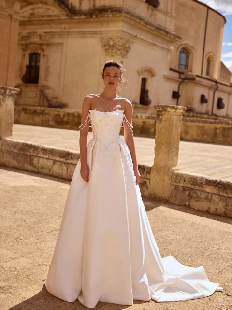 Brautkleid Cristina - clean, modern und absolut zeitlos!

Edle Mikadoseide trifft auf die angesagte baskische, spitz zulaufende Taille - einer DER Bridal Trends aktuell!

Die feine Perlenverzierung sorgt für genau die richtige Portion Glamour und Verspieltheit.

#bridetobe #weddingdress #hochzeitsinspiration #instabraut #modernbride