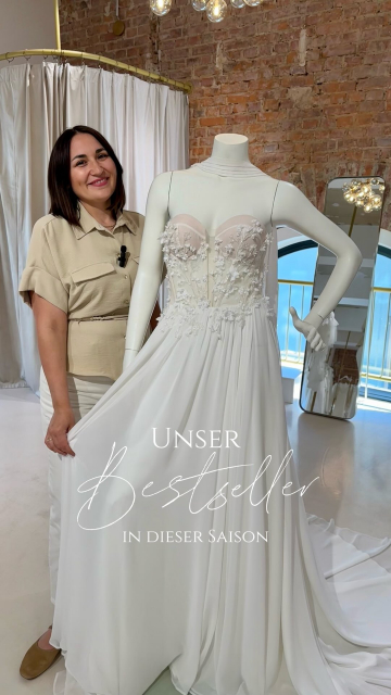 Unser BESTSELLER in dieser Saison war dieses wunderschöne Brautkleid von MIA LAVI 🤍

• fließender Chiffonrock
• zarte 3D Spitzenapplikationen 
• Bustier-Corsage
• moderner Bridal Scarf

#bridetobe #weddingdress #hochzeitsinspiration #instabraut #modernbride