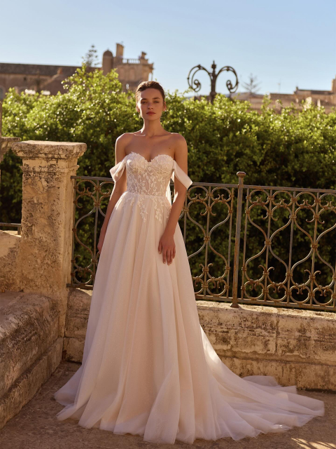 new collection 🤍
Dieses traumhafte A-Linien-Brautkleid verzaubert mit zarter Spitze, fließendem Softtüll und wunderschönen Carmenärmeln. 🤍 Ein femininer Look für Bräute, die sich an ihrem großen Tag leicht, romantisch und einfach wunderschön fühlen möchten.
#brautkleid
#brautmode
#bridetobe
#hochzeit
#weddingdres