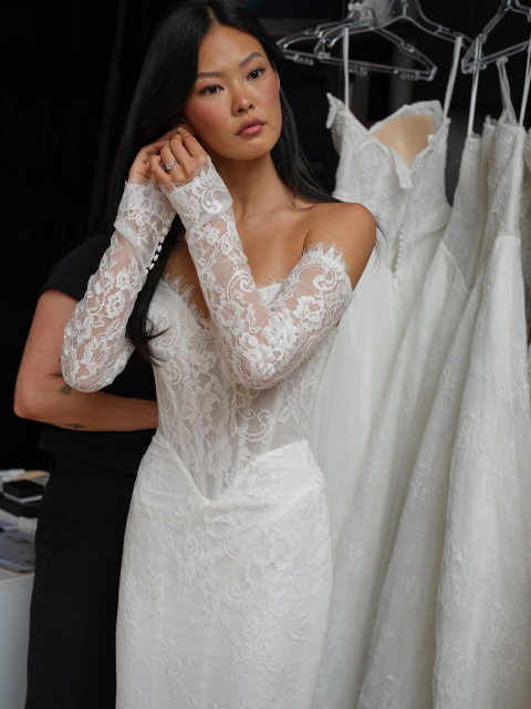 NEW COLLECTION 🤍 dress Miley by @evieyoungbridal 

Moderne Sinnlichkeit trifft auf romantische Spitze: Miley begeistert mit zarter Chantilly-Spitze, einem trägerlosen Herzausschnitt und einer figurbetonten Silhouette, die jede Braut strahlen lässt. 🤍

Abnehmbare Spitzenärmel bieten vielseitige Styling-Möglichkeiten, während das transparente Korsagenoberteil und die elegante Baskentaille die Figur wunderschön in Szene setzen.

Das Highlight: Ein edler Spitzen-Choker mit fließender Tüllschleppe verleiht dem Look einen modernen Schleier-Effekt voller Romantik und Eleganz. ✨

#brautkleid #bridetobe #weddingdress #brautmode #bridalfashion