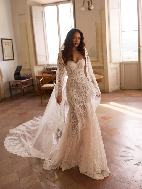 NEW COLLECTION 🤍
Dieses traumhafte Fit-and-Flare-Brautkleid verzaubert mit einem femininen Herzausschnitt, feinster Spitze und funkelnden Glitzerdetails. Die figurbetonte Silhouette setzt deine Kurven wunderschön in Szene und sorgt für einen unvergesslichen Auftritt an deinem großen Tag.
#Brautkleid2026 #FitAndFlareBride #Spitzenbrautkleid #BrideToBe #SayYesToTheDress ✨🤍