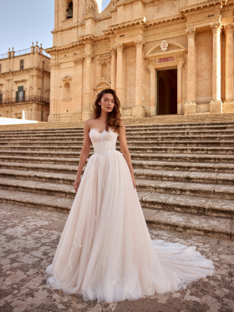new collection 🤍

Brautkleid Victoria. Feinster Tüll, zarte Sprite, baskische Taille und ein wunderschöner spitzenbesetzer Herzform-Ausschnitt