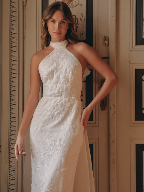 NEW COLLECTION 🤍

Top trend 2027: high neck Brautkleider.
Hier kombiniert mit wunderschöner Spitze sowie einer extravaganten Nackenschleife