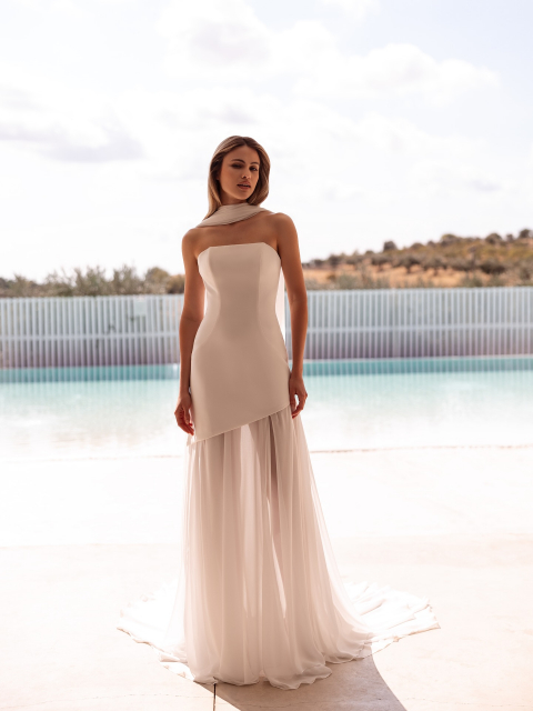 Elegant, modern, mix & match 🤍

Dieser neue Brautlook begeistert als zweiteiliges Set mit einem schlichten, trägerlosen Oberteil und einem weich fließenden Rock, der in eine elegante Schleppe übergeht.

In Kombination mit dem passenden Schal entsteht ein Look, der minimalistisches Design mit romantischer Leichtigkeit verbindet.