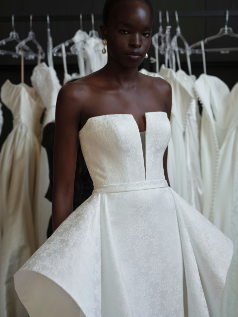 NEW COLLECTION @evieyoungbridal 

Unser Brautkleid Tina besticht durch sein architektonisches und wandlungsfähiges Design. 

Entworfen aus wunderschönem, luxuriösem Jacquard-Stoff mit floralem Muster, ist es perfekt für minimalistisch-moderne Bräute mit einem Faible für einen dramatischen und künstlerischen Stil.

Dieses Kleid mit passendem Überrock bietet unseren Evie-Bräuten wirklich alles: von einer eleganten Fit-and-Flare-Form bis hin zu einer kühnen, klaren A-Linie.