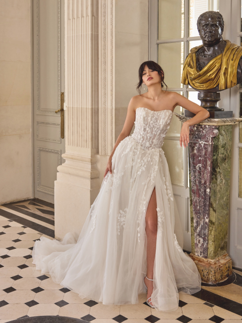 NEW COLLECTION 🤍

Aus Tüll…

mit 3D Chiffon-Blütenblättern 

und Pailletten-Spitzenapplikationen