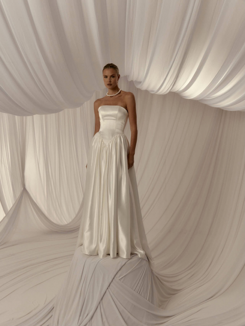 NEW COLLECTION 🤍

Brautkleid Valentina ist ein trägerloses A-Linien-Brautkleid aus seidigem Satin. 

Die optionalen Spaghettiträger können verstaut werden, sodass das Kleid auch ganz klassisch trägerlos getragen werden kann. 

Der gerade Ausschnitt, die skulptural geformte Basque-Taille und der weich geraffte, weit schwingende Rock verleihen ihm eine elegante Silhouette.

Eine großzügige Schleppe rundet den Look ab. Romantisch, fließend und zugleich von stiller, majestätischer Eleganz.
