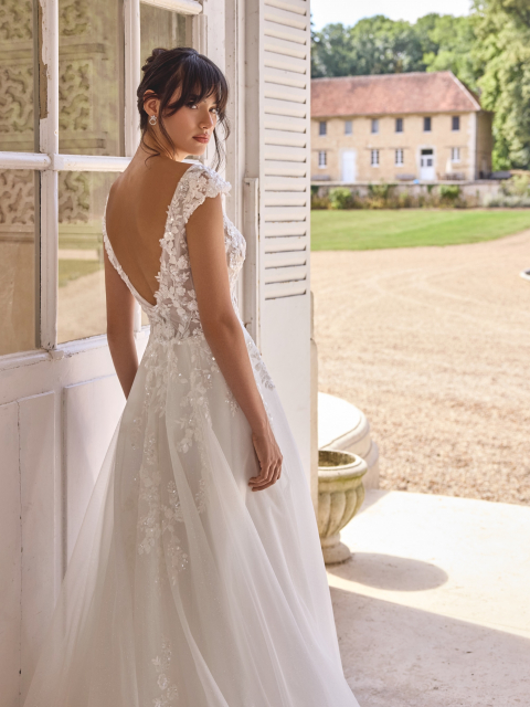 NEW COLLECTION 🤍
A-Linien-Kleid, mit oder ohne Glitzertüll, mit funkelnden Spitzenapplikationen und Flügelärmeln