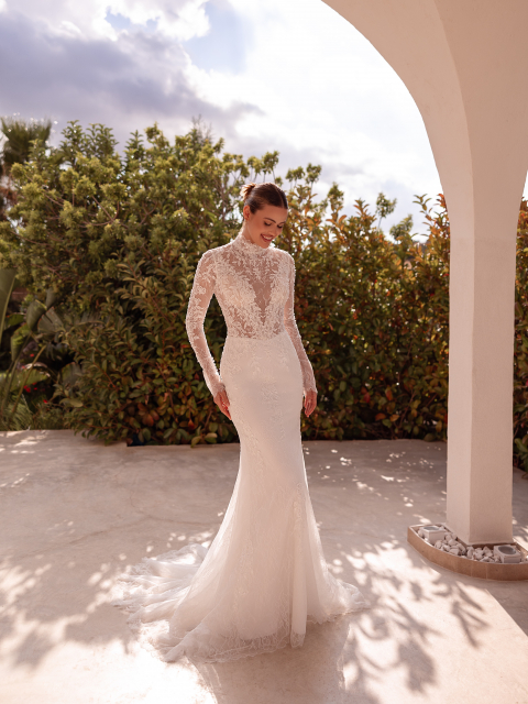 New collection - Elegantes Langarm-Spitzenkleid 🤍

Hochgeschlossener Ausschnitt und lange, transparente Ärmel, mit filigranen floralen Details.

Die figurbetonte Silhouette geht sanft in eine zarte Schleppe über.