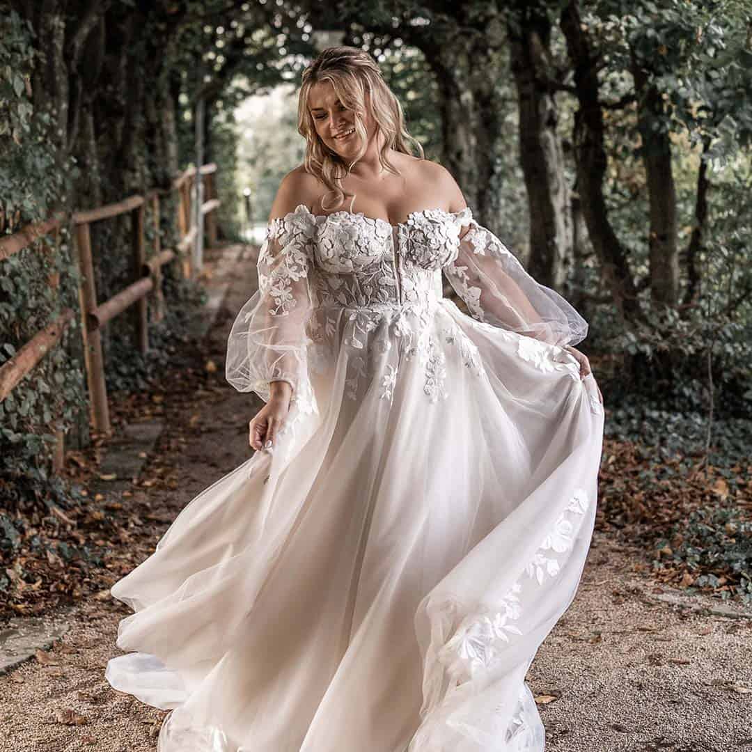 Brautkleid Hochzeit Schwäbische Alb Hochzeitsbrautkleid mit floraler Stickerei, off-the-shoulder Design, trägerlose Schnitt, elegantes Brautkleid aus hochwertigem Stoff, perfekt für romantische Hochzeiten und besondere Anlässe.